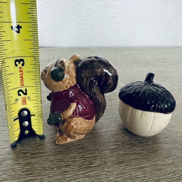 NWT Fall Winter Squirrel Acorn Salt & Pepper Shakers Set - Picture 2 of 6